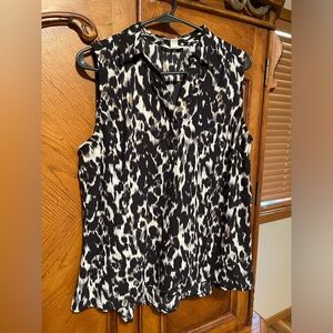 🐆 Dana Buchman Animal Print Blouse 
LOOKS GREAT ON! 👀